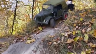 Tepetaklak giden askeri jipin RC modeli. Telsiz kontrol arabası off-road yapıyor..