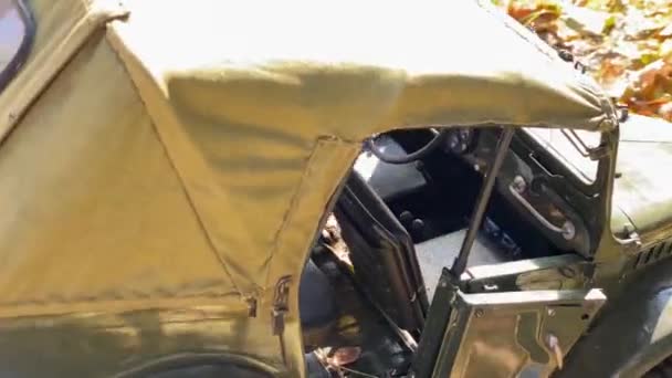 Radio Control Jeep Kaki Kleuren Rijdt Herfstbladeren Een Bos Speelgoedmodel — Stockvideo