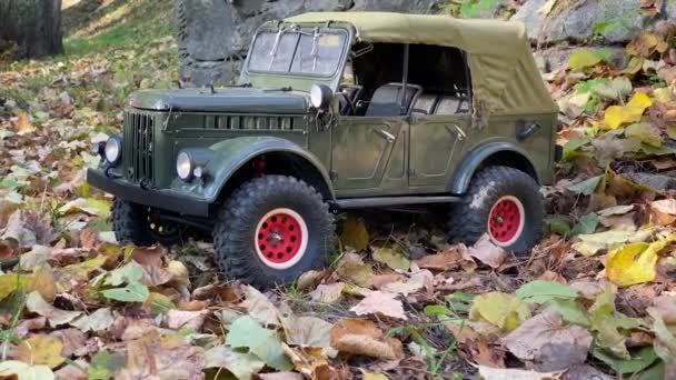 Miniaturspielzeug Modell Des Sowjetischen Militärautos Udssr Fahrzeug Fährt Auf Herbstlaub — Stockvideo