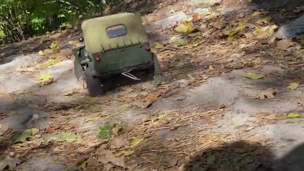 Автомобиль Цвета Хаки Едет Вне Дороги Радиоуправляемый Военный Джип Преодолевает — стоковое видео