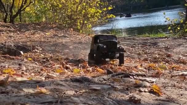 Retro Military Vehicle Drives Offroad Autumn Leaves Radio Control Soviet — 图库视频影像