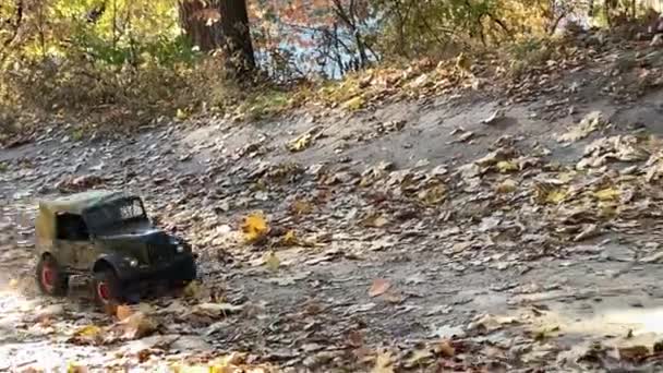 Jipe Militar Retro Uma Estrada Rural Rádio Controle Carro Indo — Vídeo de Stock