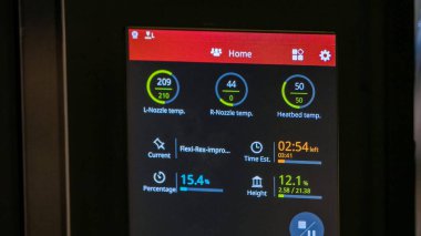 Parametrelerle çalışan dijital 3d yazıcı görüntüsünü kapat. Nozül ısı sıcaklığı vs..