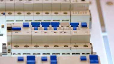 Mavi devre kesicili sigorta kutuları. Elektriksel ekipman koleksiyonu.