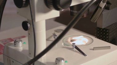 Tetrahdral metal kafes yapısını araştırıyorum. Üç boyutlu, paslanmaz bir şekil..