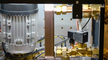 Büyük endüstriyel makine mekanizması kapanıyor. Fabrika ekipmanları.