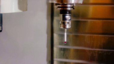 CNC makinesi farklı matkapları değiştiriyor. Metalik değirmen makinesi başlıkları değiştiriyor.