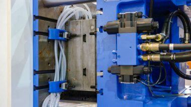 Büyük endüstriyel ekipmanlar. Enjeksiyon kalıp makinesi.