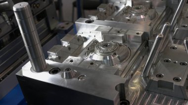 Fabrikada büyük bir çelik makine mekanizması var. Büyük bir fabrika makinesinin yüzeyi..