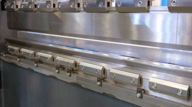 Büyük paslanmaz endüstriyel makinenin yakın çekim açılışı. Büyük metal parçalarının hareketi..