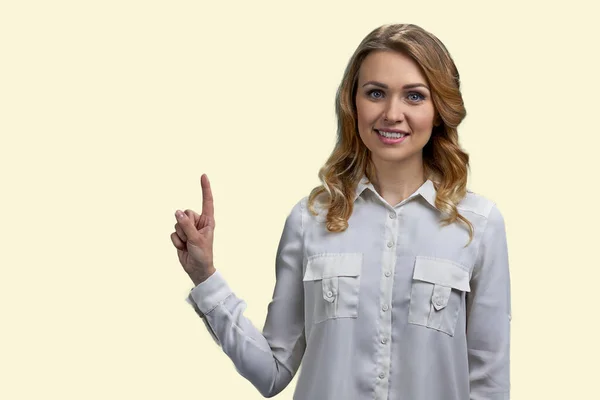Joven Hermosa Mujer Sonriente Mostrando Con Dedo Espacio Copia Aislado —  Fotos de Stock