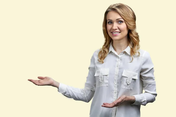 Retrato Una Mujer Joven Elegante Mostrando Espacio Copia Aislado Sobre —  Fotos de Stock