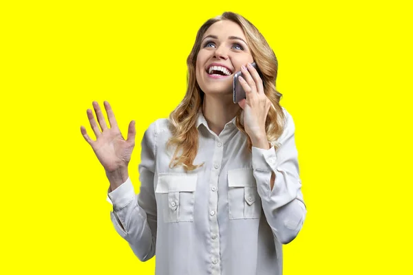 Jovem Alegre Blusa Formal Falando Celular Fundo Amarelo Mulher Sorridente — Fotografia de Stock