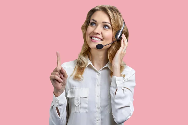 Γυναίκα Τηλεφωνήτρια Ακουστικά Που Δείχνουν Δάχτυλο Προς Πάνω Ροζ Φόντο — Φωτογραφία Αρχείου
