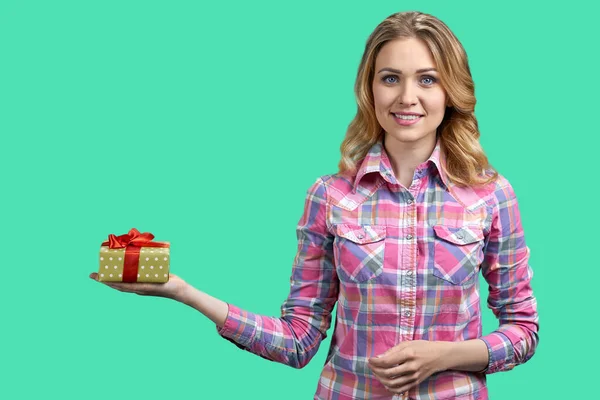 Mulher Bonita Segurando Caixa Presente Olhando Para Câmera Fundo Verde — Fotografia de Stock