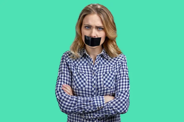 Female Protestor Black Tape Her Mouth Demonstrating Protest Color Background — Stockfoto