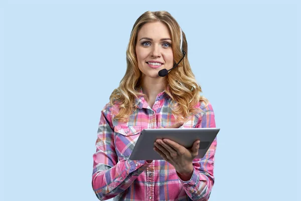 Female Customer Support Operator Tablet Looking Camera Call Center Agent — Stock Photo, Image