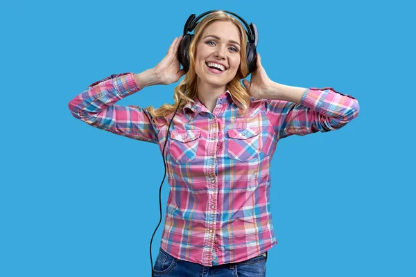 Szczęśliwa Radosna Dziewczyna Słuchająca Muzyki Patrząca Kamerę Atrakcyjna Młoda Kobieta — Zdjęcie stockowe