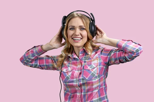 Aktive Junge Frau Hört Gerne Musik Auf Farbigem Hintergrund Zeit — Stockfoto