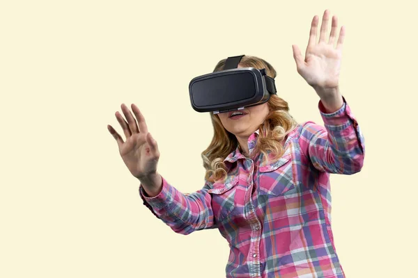Nadšený Dívka Pomocí Virtuální Reality Headset Izolované Bílém Pozadí Lidé — Stock fotografie