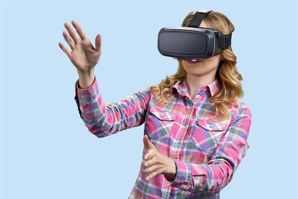 Nadšený Mladá Žena Pomocí Brýlí Virtuální Reality Barevném Pozadí Technologie — Stock fotografie