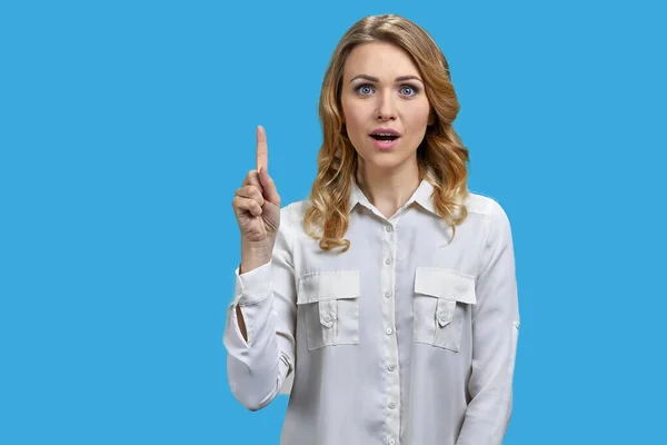 Young Enthusiastic Woman Pointing Her Finger Standing Color Background Have — Stockfoto