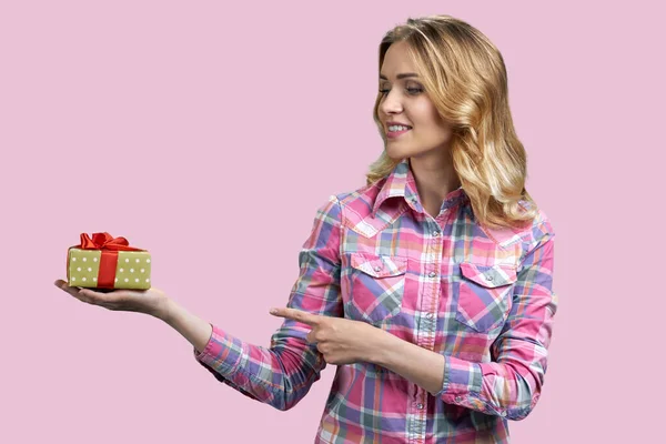 Menina Bonita Camisa Elegante Apontando Com Dedo Para Caixa Presente — Fotografia de Stock