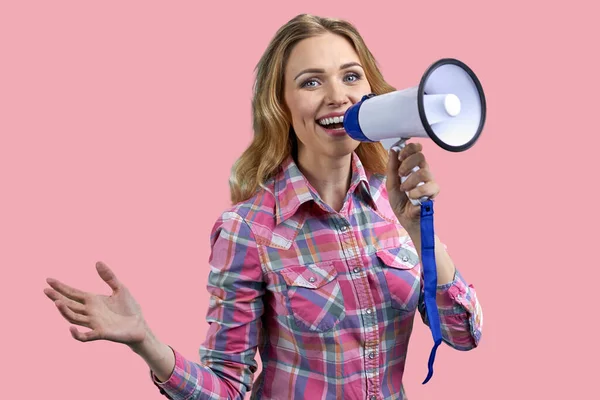 Mujer Joven Feliz Camisa Elegante Hablando Megáfono Con Una Sonrisa —  Fotos de Stock