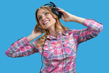 Aşırı neşeli beyaz kadın kulaklıkla müzik dinleyerek eğleniyor. İnsanlar ve eğlence konsepti.