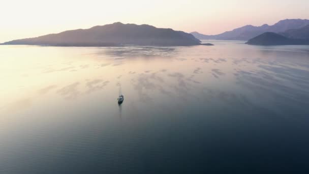Aerial View Sea Bay Lonely Boat Mountains Background Beautiful Seascape — Stock Video