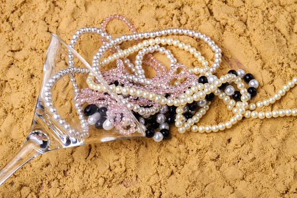 Cocktail Glass Pearl Necklaces Sand Accessories Beach — Stock Photo, Image