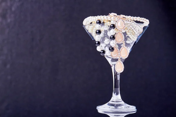 Cocktail Glass Full Pearls Jewelry Close Perls Dark Background — Foto Stock