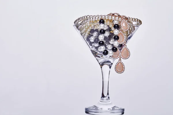 Cocktail Glass Full Jewelry Dark Background Close Pearls Glass Cup — 图库照片