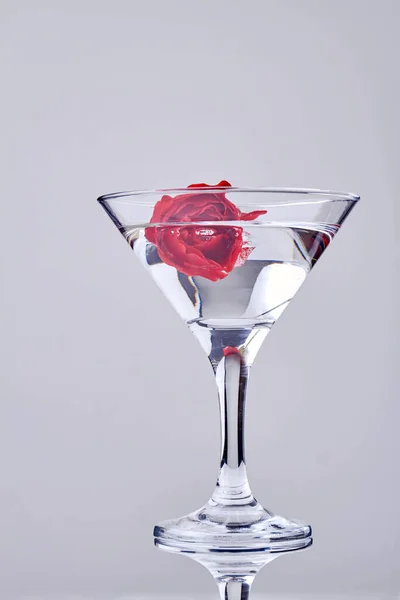 Vertical Shot Cocktail Red Flower Transparent Alcoholic Drink — Stockfoto