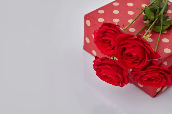 Close Red Roses Gift Box Copy Space White — Fotografia de Stock