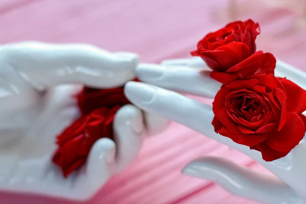 Close White Mannequin Hands Rose Flowers Love Adoration Concept — Fotografia de Stock