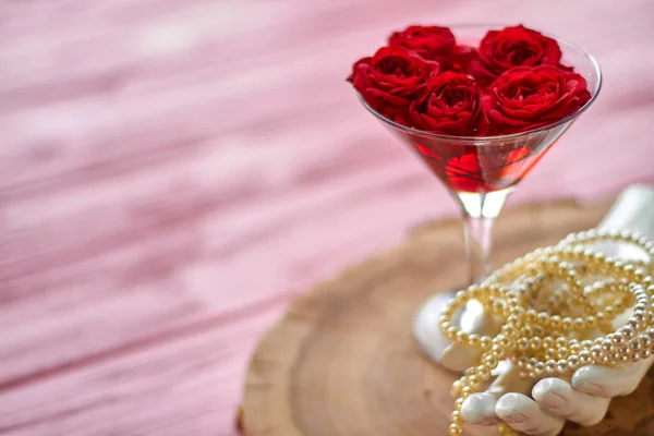 Cocktail Red Roses Copy Space Mannequin Hand Pearl Necklace — Foto de Stock