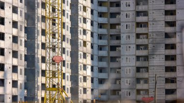 Sarı vinç ve yeni yüksek katlı bina. Gökdelen inşaat halinde.