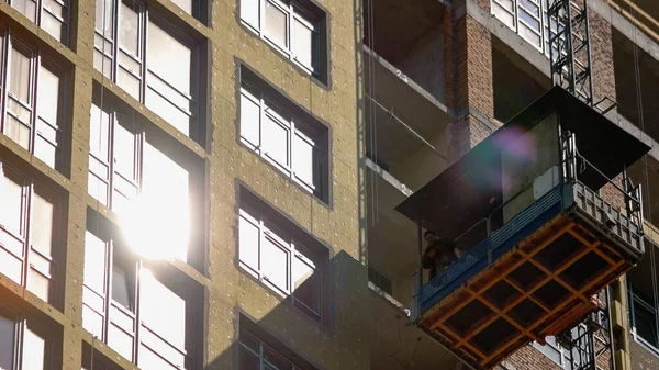 Constructruction Workers Elevator Moving High Speed Motion — ストック写真