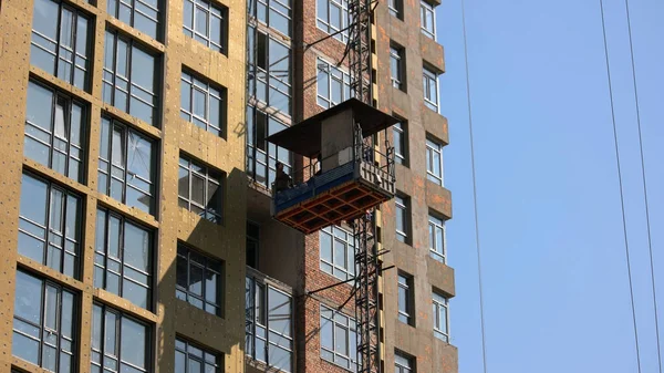 Kyiv Ukraine 2019 Worker Move Construction Elevator Lift Blue Sky — ストック写真