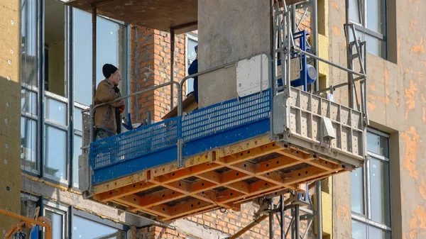 キエフ ウクライナ 2019 建設労働者はエレベーターリフトで下に移動します — ストック写真