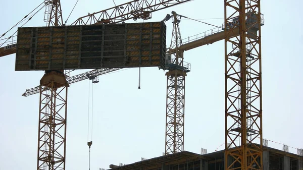 Kiev Ucrânia 2019 Guindaste Construção Amarelo Carrega Grande Bloco Concreto — Fotografia de Stock