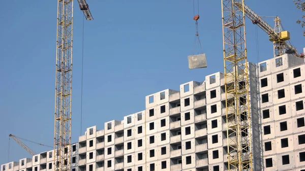 Gelber Kran Hievt Betonboden Auf Das Gebäude Blauer Himmel Hintergrund — Stockfoto