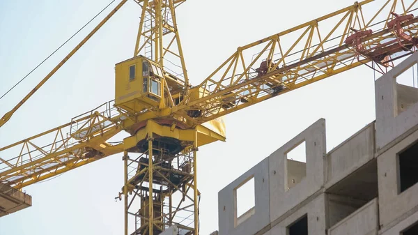 Yellow Crane Background Building White Sky Background — Fotografia de Stock