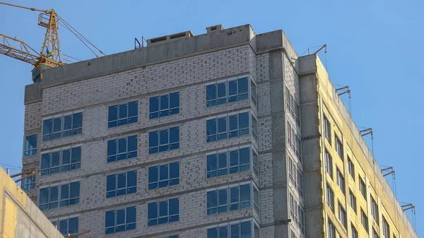 新しい高層ビルの下と上 設置された窓のある建物 — ストック写真