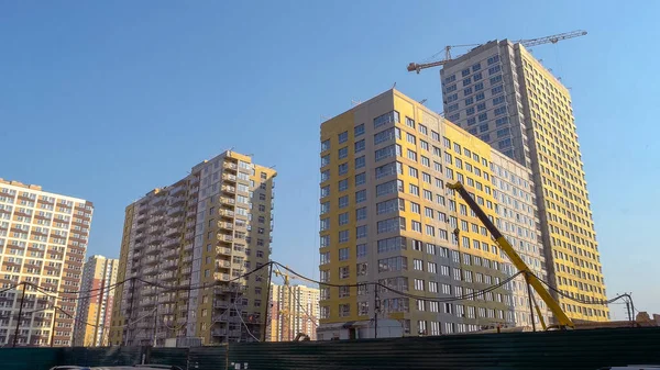 Birçok Yüksek Binalar Sarı Inşaat Vinci Gökyüzü Arkaplanı — Stok fotoğraf