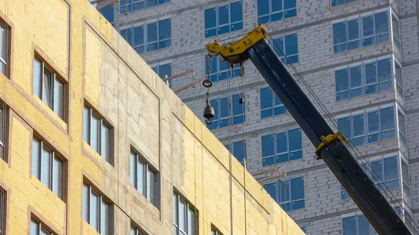 Переезд Строительного Крана Над Небоскребом Двигаясь Назад Вправо — стоковое фото