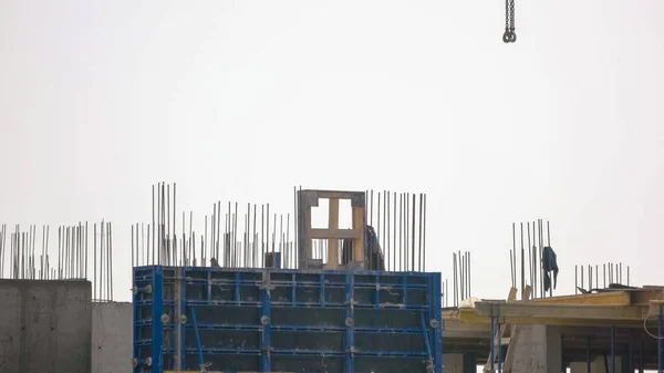 Arbeiter Arbeiten Auf Der Baustelle Grauer Himmel Hintergrund — Stockfoto