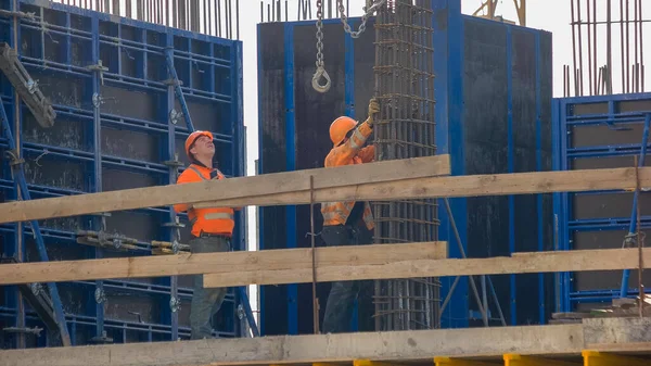 Ucrânia Kiev 2019 Trabalhador Construção Civil Subindo Estrutura Metálica Dois — Fotografia de Stock