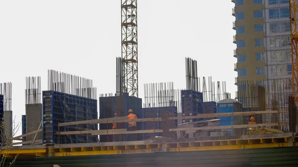 Team Workers Construction Site Building Wearing Orange Uniform Helmets Gray — Stock Photo, Image